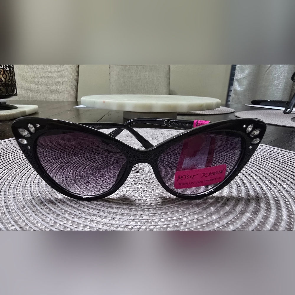 NWT BETSEY JOHNSON SUNGLASSES EYEWEAR ACCESSORY - Picture 4 of 5